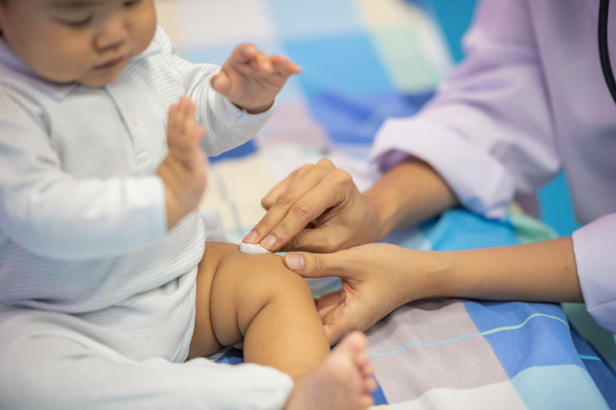 Infirmiere Faisant Des Soins Apres Injection Vaccin A Un Bebe